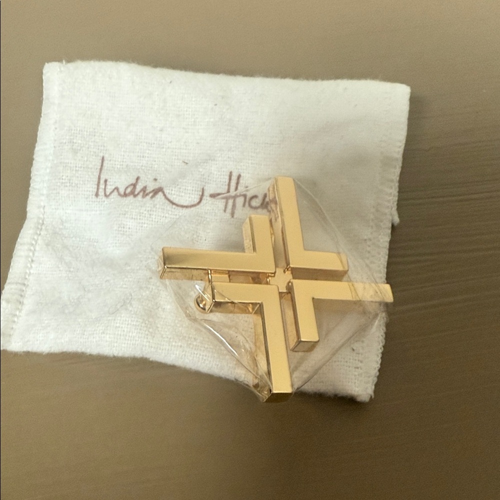 Interlocking “L” belt buckle